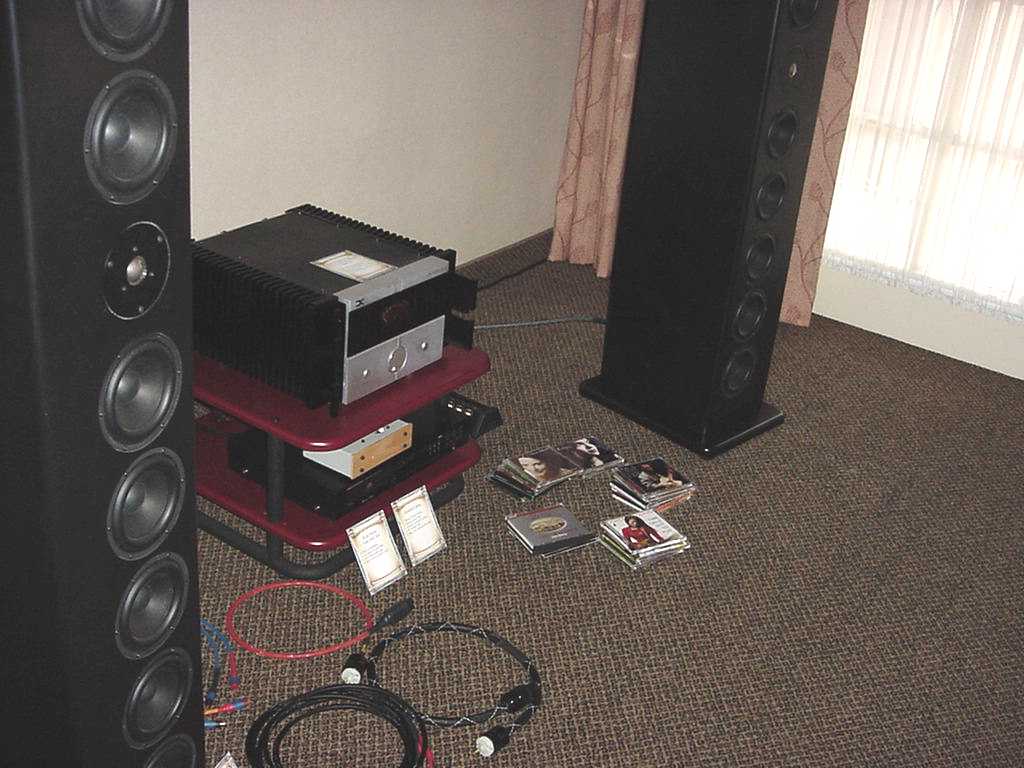 http://greatplainsaudiofest.com/2005/Photos/Houston_Audio_Club_Room_02.jpg